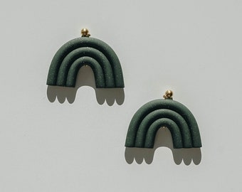 Pendientes de arcilla polimérica con forma de arco de brillo verde oscuro. Joyas modernas y minimalistas para todos los días. Pendientes boho colgantes / colgantes.