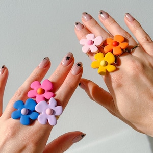 ONE bague fleur réglable. Bague en pâte polymère. Bijoux en argile. Bague marguerite. Cadeau de demoiselle d'honneur. Cadeau du meilleur ami. Cadeau pour maman. Bague de style rétro