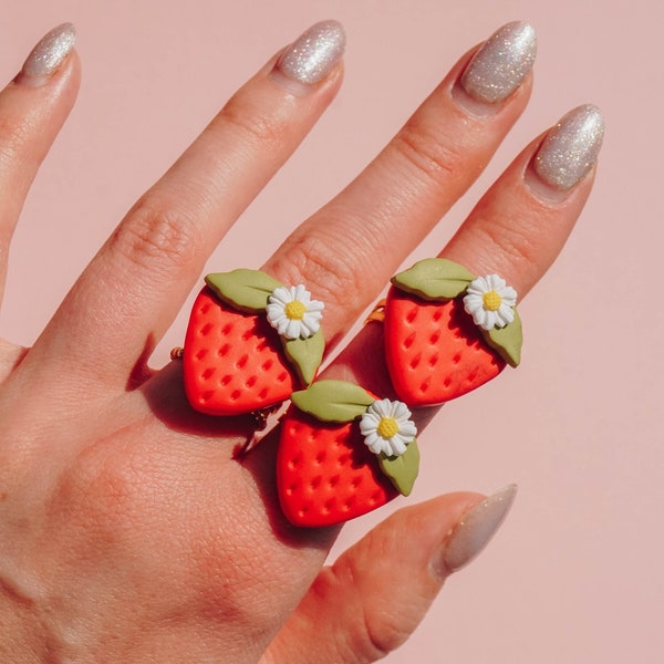 Un anneau de fraise. Bague en pâte polymère. Bijoux en argile. Anneau de fruits. c'est-à-dire bis. Cadeau de demoiselle d'honneur. Cadeau du meilleur ami. Cadeau pour maman. Bijoux d'été.