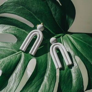 ÉXITO DE VENTAS - Pendientes de arco con textura de granito blanco / Pendientes minimalistas de arcilla polimérica / Joyería moderna y neutra para uso diario