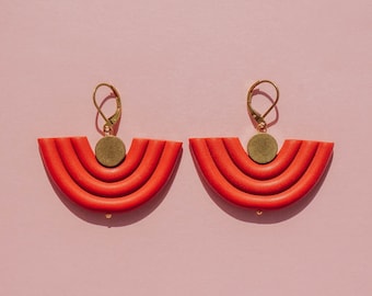 Orecchini di dichiarazione in argilla polimerica a forma di U in terracotta. Gioielli in argilla moderni e minimali per tutti i giorni. Graziosi orecchini pendenti / pendenti boho.