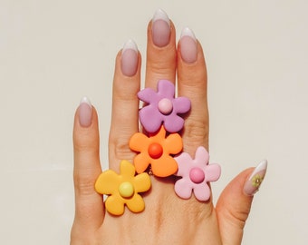 EIN Verstellbarer Blumenring. Fimo Ring. Tonschmuck. Gänseblümchen Ring. Brautjungfer Geschenk. Beste Freundin Geschenk. Mama Geschenk. Handgemachter Ring