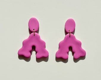 Pendientes de arco minimalista / Joyería delicada / Regalo único / Pendiente de declaración / Pendientes abstractos / iebis / Regalo de dama de honor / Pendientes de arcilla