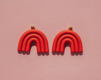 Pendientes de arcilla polimérica en forma de arco de terracota. Pendientes llamativos de formas abstractas modernas, minimalistas y funky