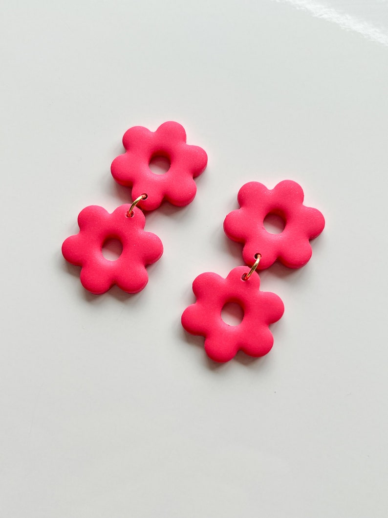 Boucles d'oreilles double fleur / Bijoux délicats / Cadeau unique / Boucle d'oreille tendance / Boucles d'oreilles abstraites / iebis / Cadeau de demoiselle d'honneur / Boucles d'oreilles en argile image 4