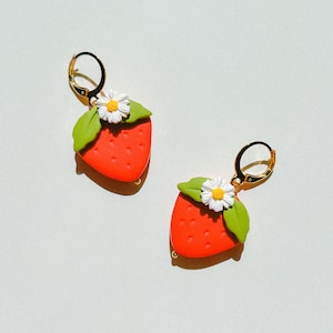 Polymer clay strawberry dangles / Playful cottagecore fruit earrings / Summer berry earrings / iebis