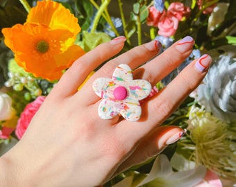 White Confetti Adjustable Flower ring. Polymer clay ring. Clay jewelry. Daisy ring. Bridesmaid gift. Best friend gift. Mom gift. Retro ring