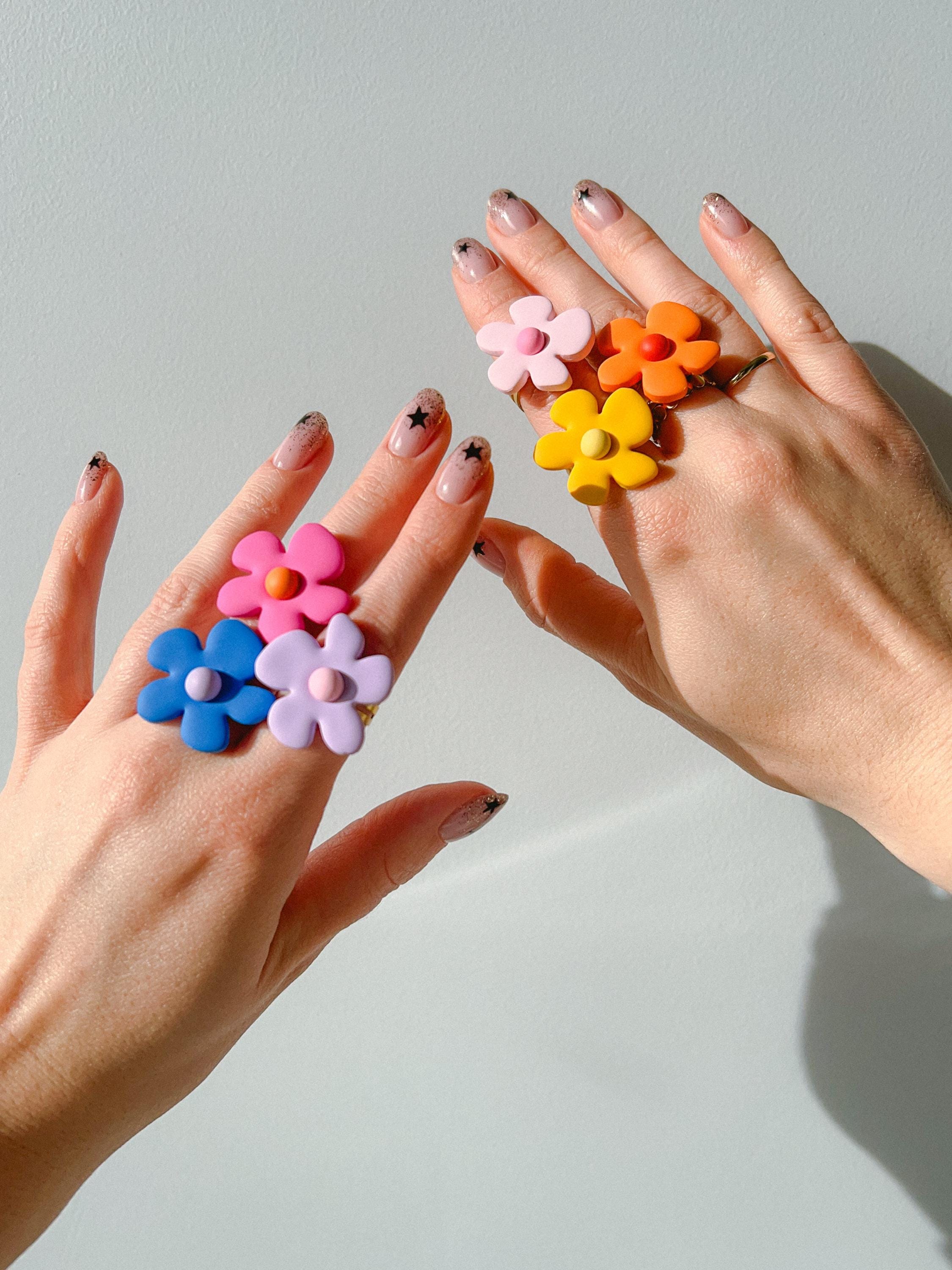 ONE bague fleur réglable. Bague en pâte polymère. Bijoux en argile. Bague marguerite. Cadeau de demoiselle d'honneur. Cadeau du meilleur ami. Cadeau pour maman. Bague de style rétro