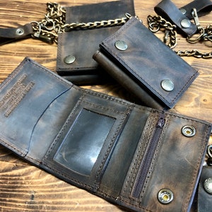 Cartera biker modelo bebé con cadena en piel vintage envejecida marrón y negra, hecha a mano, Made in Italy