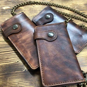 Portafoglio in cuoietto tinto a mano  con porta tessere  "Mod. BIKERS CARD BIS" più bottone di chiusura fatto a mano   Made in Italy