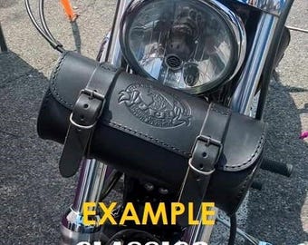 Tool holder barrel roller, medium round custom motorcycle roller, 3.5-4 mm vegetable-tanned leather, 26 x 12 cm. Made in Italy.