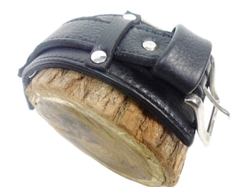 Soft thick leather bracelet lined with 30 mm buckle.