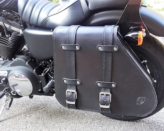 Cod. MONO 151C / Mod. CURVA Long cover - Custom Harely Dyna Sportster leather 4 mm. Steel in the rear for various fixings Made in Italy