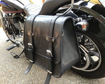 Cod. MONO 101 / Mod. COWBOY SADDLEBAG - 3/4 leather lid 4 mm. with empty saddlebag effect with lid falling all the way down Made in Italy