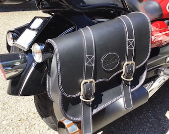 Cod. BISACCIA 121 / Mod. GUZZI - Under-seat saddlebag for custom motorcycles Vegetable tanned leather 4 mm thick. Handmade Made in Italy