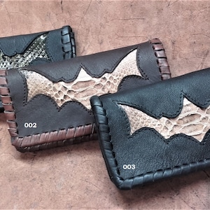 Cartera cosida a mano con piel de pitón, cartera Mod. BatMan de piel engrasada americana con inserciones de pitón y cosida a mano Made in Italy.