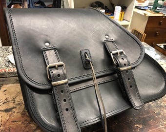 Cod. MONO 151N - Mod. Curved with padlock closure + Quick release | Custom motorcycle bag with recesses and smooth for all Made in Italy