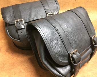 Cod. MONO 103 / Mod. CLASSIC MORBIDA for custom Harley motorcycles and all... in hammered leather coupled with two layers of leather Made in Italy
