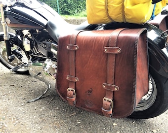 Cod. MONO 116F / Mod. INCASSO DYNA sx - 4.5 mm leather bag. custom motorcycle Harley dyna Natural hand-aged Double lid Made in Italy