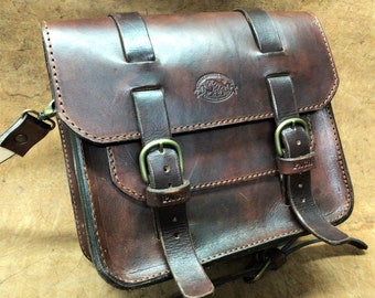 Cafè Racer motorcycle leather bag, Code 107 - 25x30x16 (cm.) vegetable tanned, hand dyed, brass rivets, 1 mm thread, free shoulder strap, Made in Italy