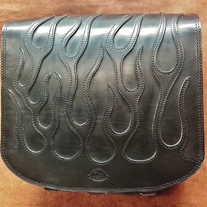 Cod. MONO 116H / Mod. FIAMME POSITIVO - Harley custom motorcycle bag in bull leather 4.4.5 mm. with positive hand cut flames Made in Italy