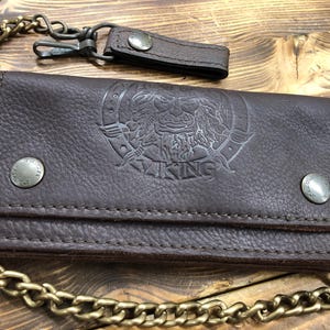 Cartera biker para hombre con cadena en piel engrasada color marrón oscuro hecha a mano | MOLDE VIKINGO | Hecho en Italia