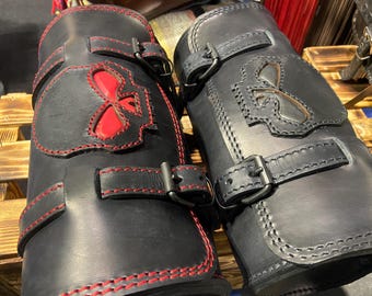 Tool holder barrel roller with skull, large round custom motorcycle tool holder. Size: 30 x 14 cm. 4 mm leather. Made in Italy.