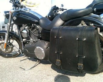 Cod. MONO 135 / Mod. FUEGO CLASSIC - Leather bag 4 mm. for custom motorcycles Model talaio Softail Made in Italy