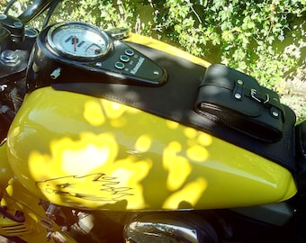 KAWASAKI tank cover - Cod. CS-L 26 / Mod. KAWASAKI vn drifter 1500 / Customizable handmade plus pocket Made in Italy