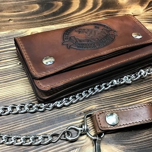 Portefeuille Motard Homme En Cuir Cognac - Gravure Tête De Mort Et Moteur V2, Chaîne, Protection RFID, 10 Emplacements Cartes
