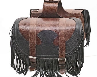 Code BISACCIA 109 / Mod. COWBOY - Litres 72 Under split and adjustable saddle ,leather 4 mm. Thick leather fringes hammered Made in Italy