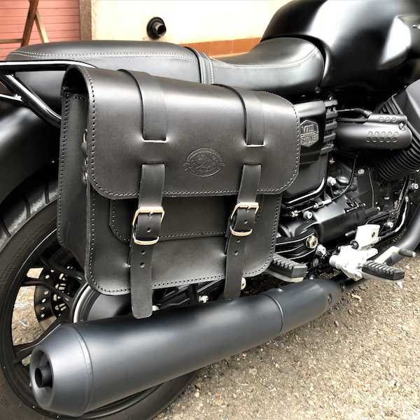 MOTO GUZZI V7 STONE, Bag "Mod. Cafè Racer 107" 25x30x16 (cm.) Black vegetable tanned leather, brass rivets, 1 mm thread. Made in Italy