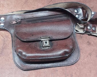 BASIC VINTAGE WAIST BAG in cow grain leather, adjustable at the waist with two pockets brings everything Made in Italy