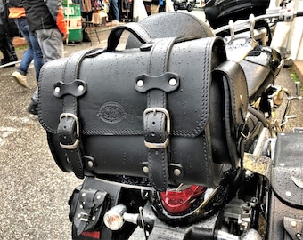 Cod. TRIKE 001-B / Mod. COMFORT 2 pockets - 25 litres 4 mm leather travel bag to be applied to the luggage rack of the custom motorbike Made in Italy
