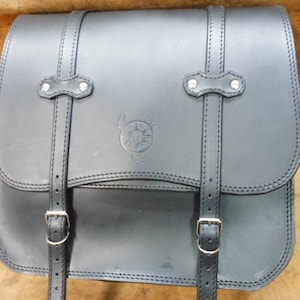 Cod MONO 142 / Mod. SCHERIFF 02 - 4 mm leather side bag for Custom Motorcycles