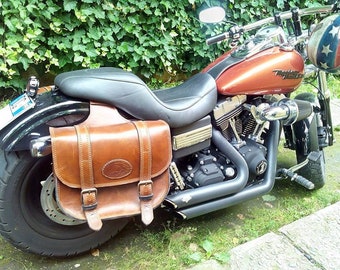 Code BISACCIA 103 / Mod. GRANDE CLASSIC - 60 liters under adjustable leather saddle 4 mm. For harley and all custom Made in Italy