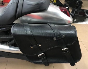 Mono borsa per Harley V-ROD, Cod. MONO 112 / Mod. EXALIBUR In Cuoio 4 mm. parte posteriore in acciaio per fissaggi Made in Italy