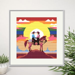 Peut inclure: Deux cowboys à cheval ensemble sur fond de coucher de soleil. Le ciel est un dégradé d'orange, de jaune et de rose. Les cowboys portent des chemises et des chapeaux bleus et roses. Le cheval est brun et a une crinière blanche.
