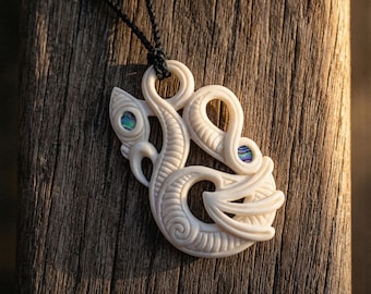 Collar Manaia tallado en hueso / Amuleto protector tradicional maorí para la guía espiritual