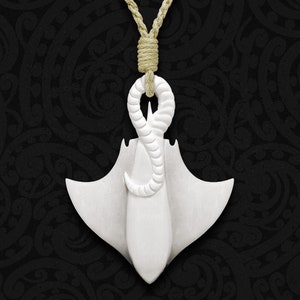 Sculpture sur os de raie manta maorie, collier raie Whaitere, océan Taonga de Nouvelle-Zélande