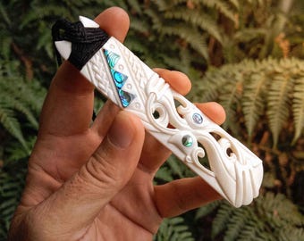 Colgante Toki maorí grande / Joyería de hueso bovino tallada a mano con arte Manaia dual