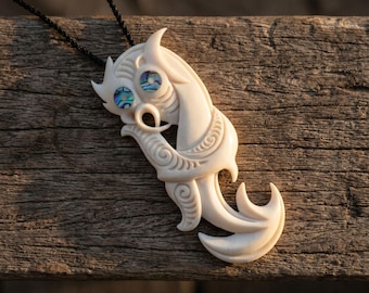 Colgante Manaia de arte maorí: Guardián de hueso tallado a mano para el equilibrio y la protección espiritual.