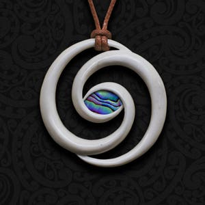 Colar Maori com Escultura em Osso | Pingente Espiral Koru Esculpido à Mão da Nova Zelândia | Joias Tribais Havaianas