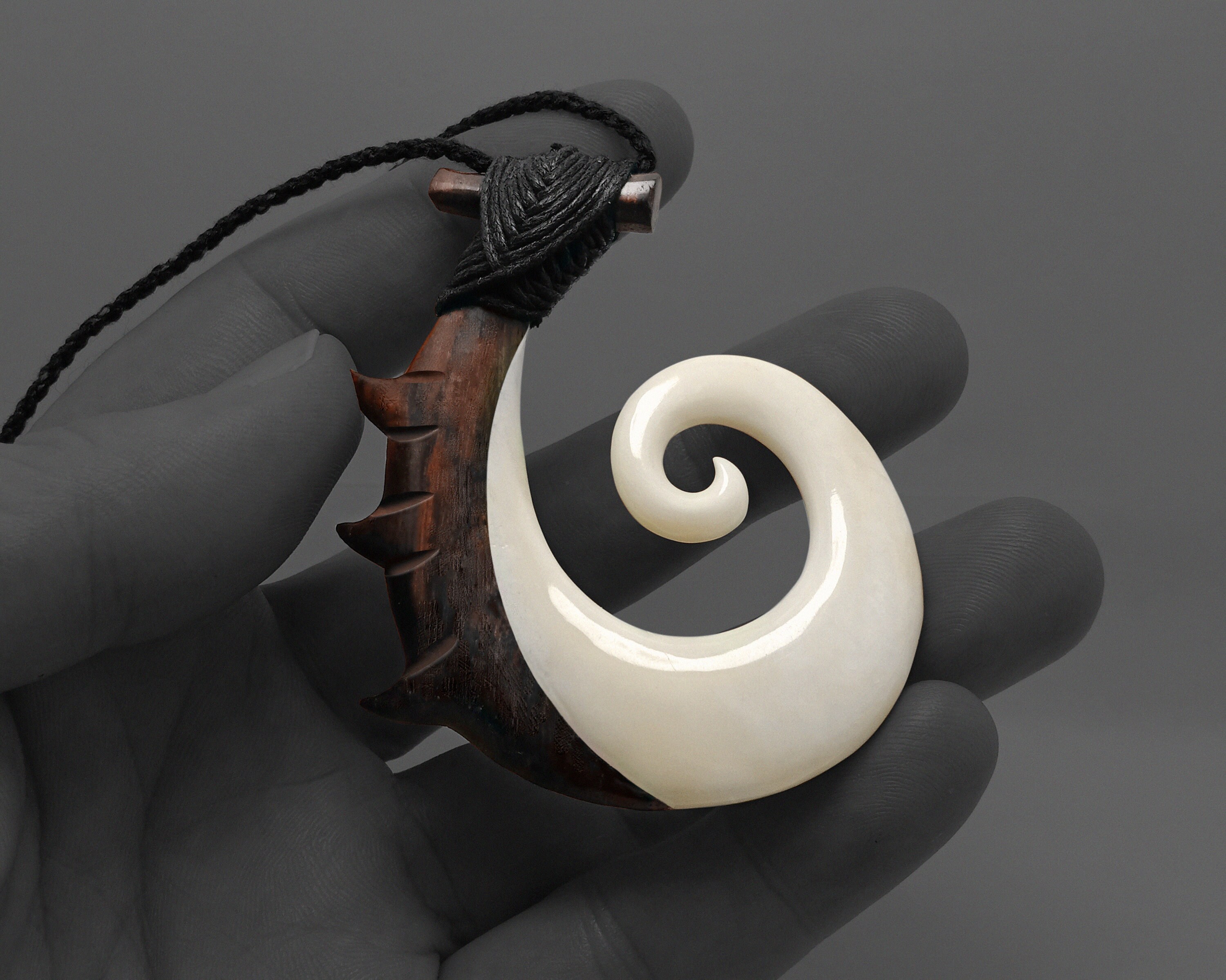 Ciondolo a forma di amo da pesca in osso intagliato a mano: collana in abalone in stile Maori - Italia