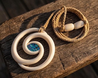 Collar en espiral Takarangi de arte maorí: regalo simbólico para la iluminación y la conexión ancestral.
