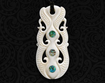 Colgante maorí de hueso tallado a mano con tres incrustaciones de concha de paua (83 mm x 40 mm)