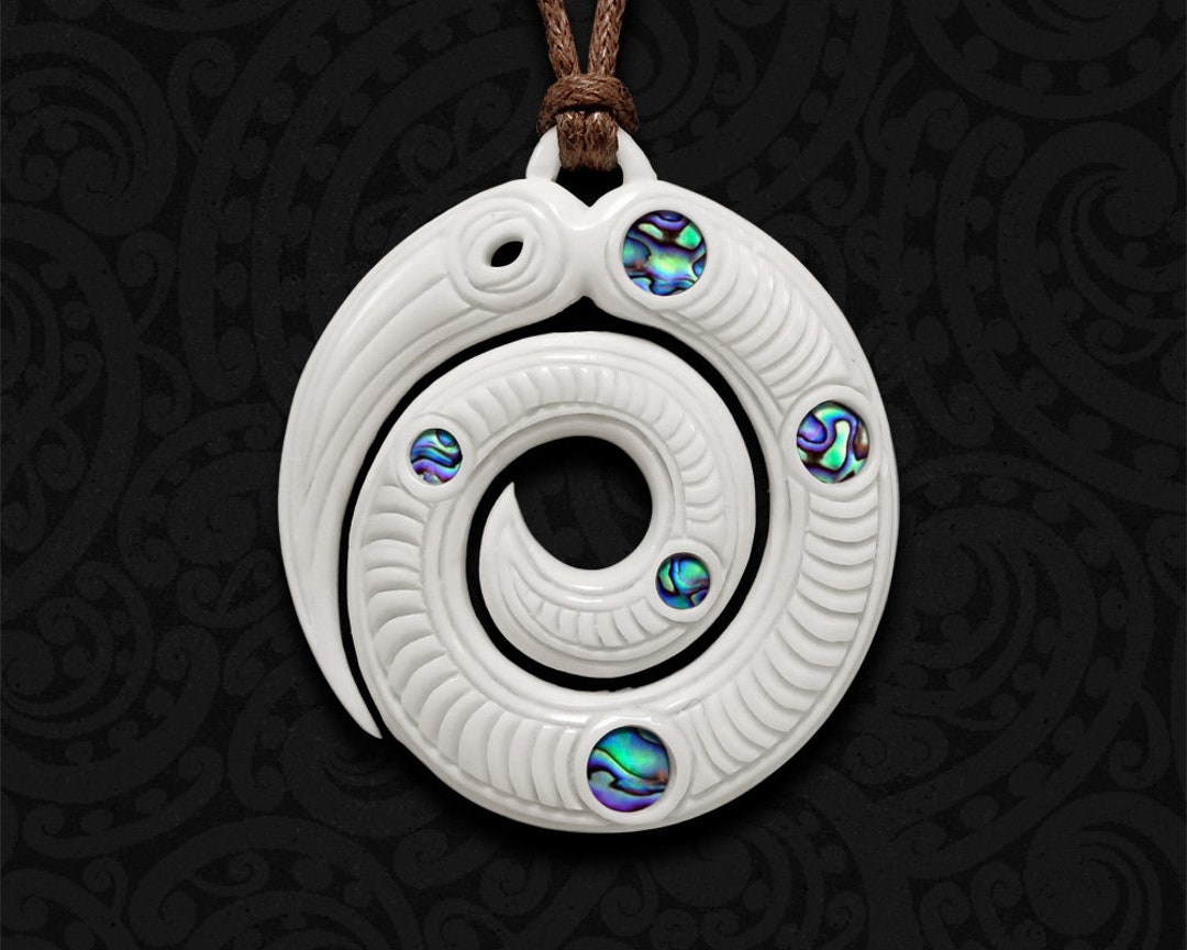 ISLAND PIERCINGS Handgefertigter Amulett Anhänger Spirale im Maori Koru  Design inkl. Band PB144 : : Fashion