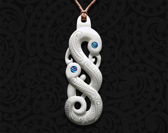 81stgeneration Ciondolo Hei-Tiki in Osso Intagliato a Mano con Occhi in Conchiglia di Paua | Collana da Surfista con Cordino e Simbolo Spirituale per Uomo | Amuleto Taonga da Donna in Stile