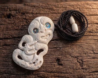 Tallado en hueso de arte maorí, collar tiki, símbolo de liderazgo, amuleto de protección.