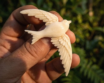 Broche de golondrina de arte maorí: Regalo simbólico de regreso seguro para viajeros y parejas devotas.